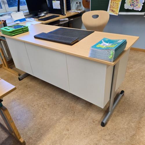 Neue Lehrerpulte