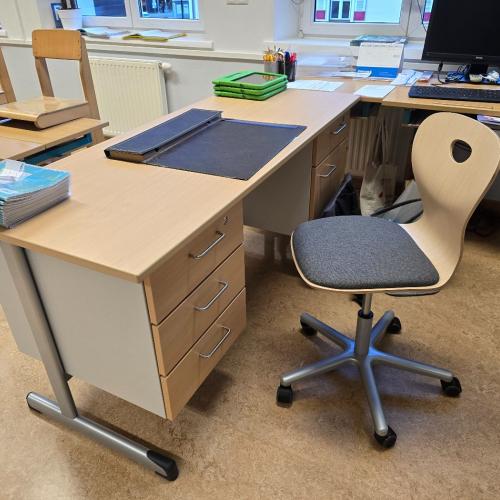 Neue Lehrerpulte